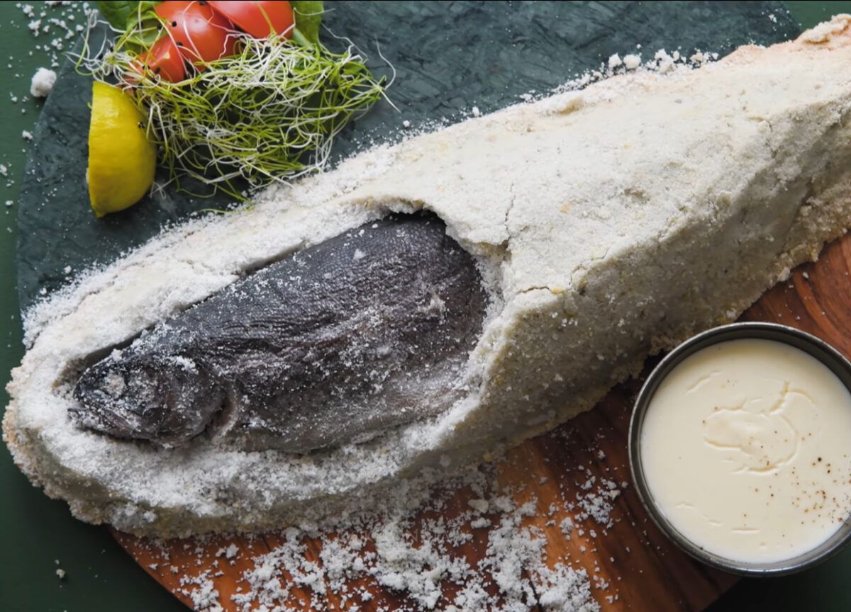 Pește în crustă de sare la cuptor. Preparatul care nu trebuie să lipsească de pe masa de Revelion