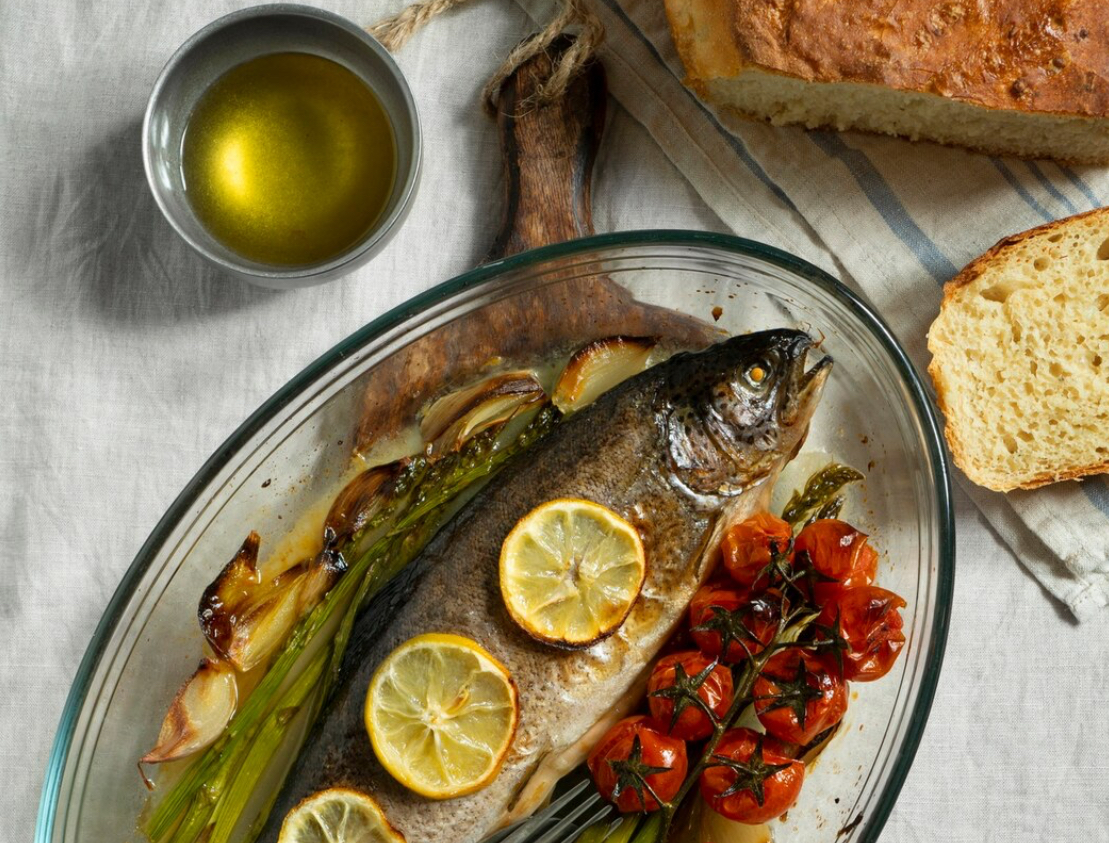 Macrou la cuptor cu legume. Un prânz rapid, sănătos și ideal pentru întreaga familie