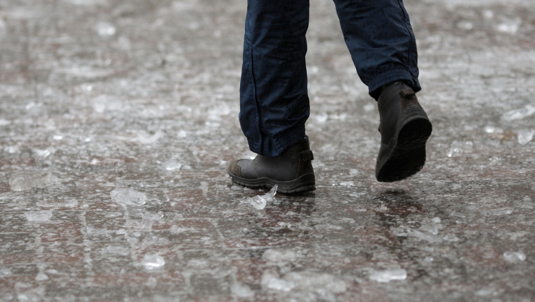 Ghețușul umple spitalele. Sute de persoane rănite după căderi pe trotuare și carosabil