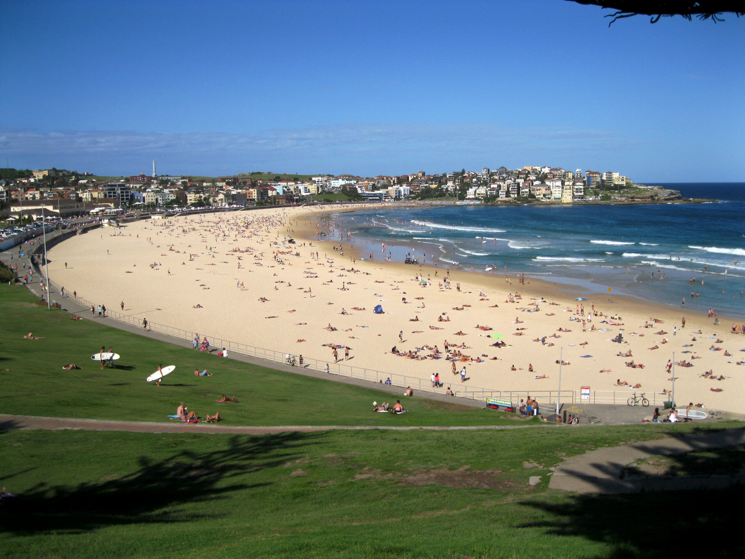 Masacrul de pe plaja Bondi din Sydney, soldat cu 16 morți. Autorii sunt tată și fiu. Update