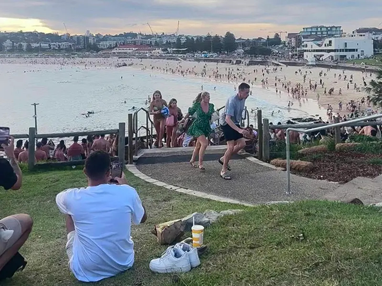 Doliu național în Australia, după masacrul de pe plaja Bondi: 16 morți și 40 de răniți