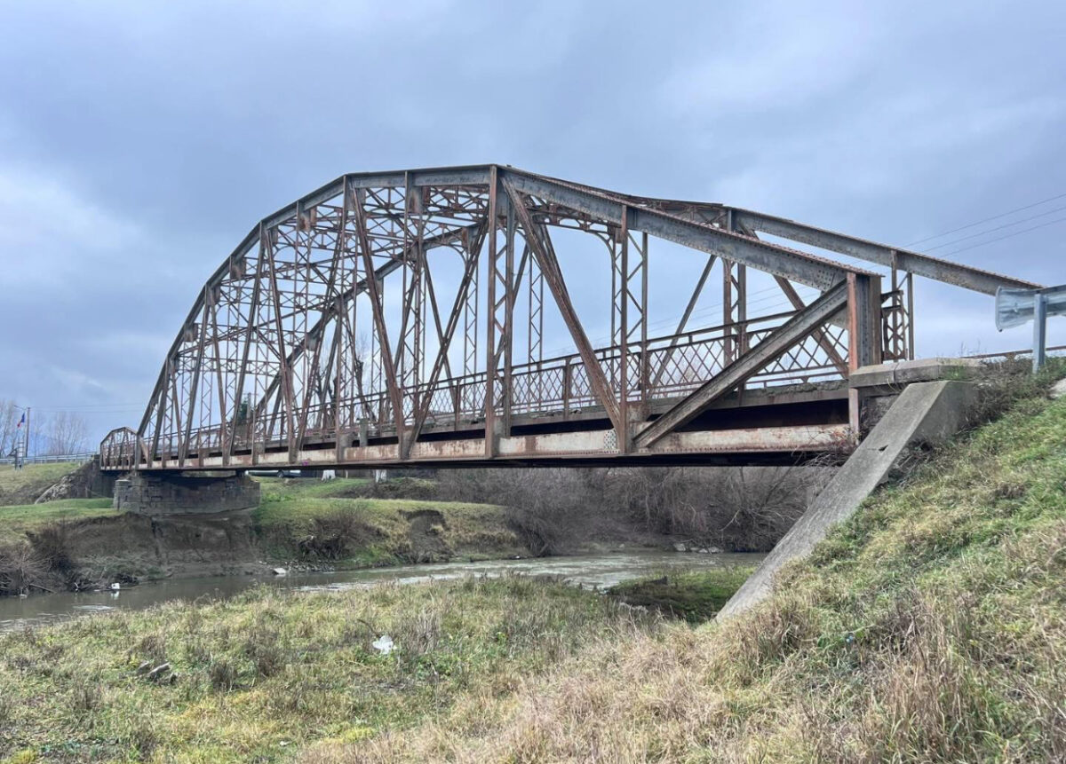 Pericol pentru șoferi lângă Brașov. Un pod s-ar putea prăbuși în orice moment