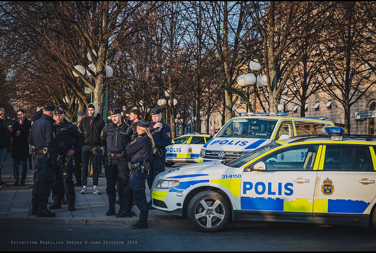 Zece oameni au fost răniți, după ce un autobuz a intrat într-un imobil din Stockholm. Un pasager se află în stare gravă