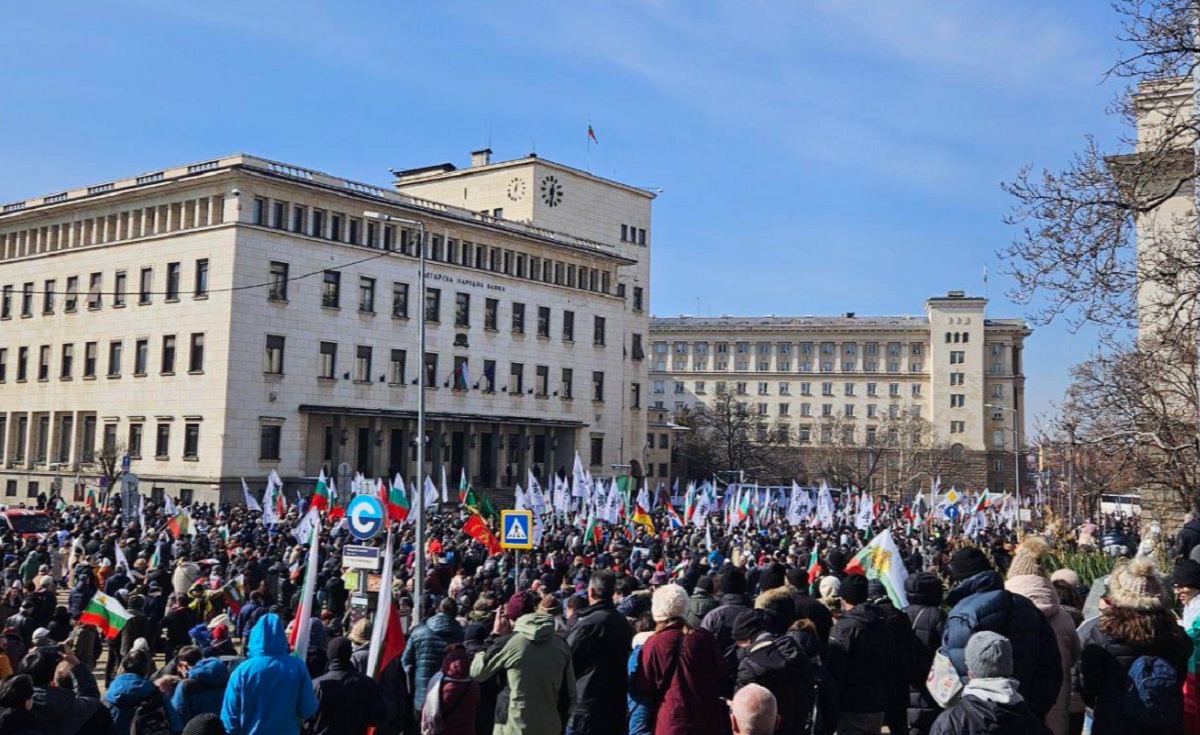 Guvernul Bulgariei a căzut înaintea votului pe moțiunea de cenzură, după săptămâni de proteste contra taxelor