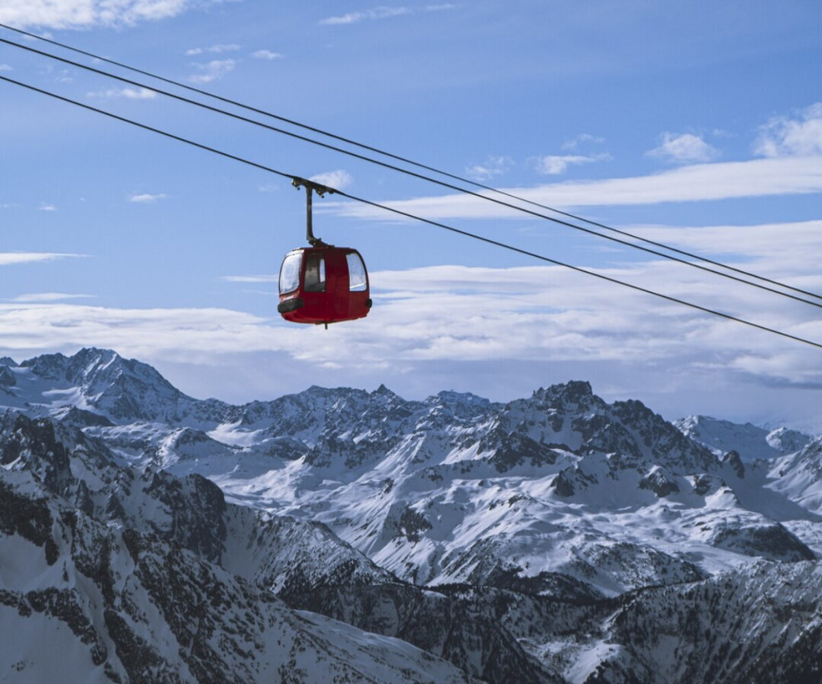 Momente de groază la 2.800 de metri altitudine. Aproximativ 100 de turiști au rămas blocați într-o telecabină din Italia. Printre ei se aflau trei români. Update