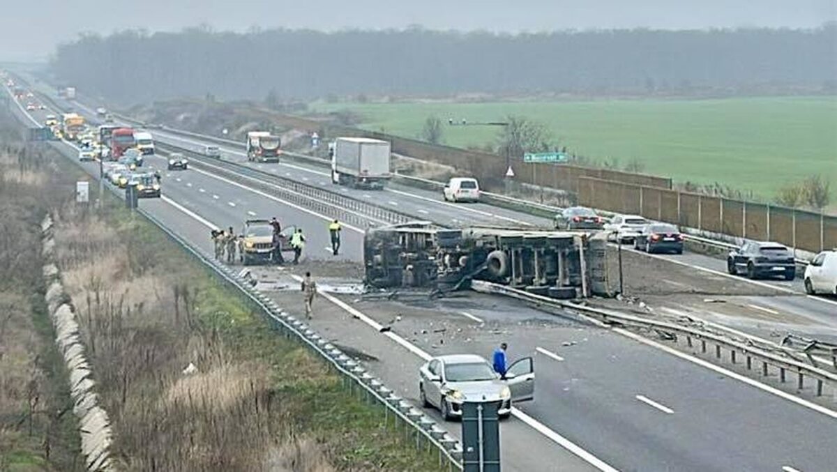 Trafic rutier blocat pe Autostrada A3 spre Ploiești. Un tir încărcat cu piatră s-a răsturnat