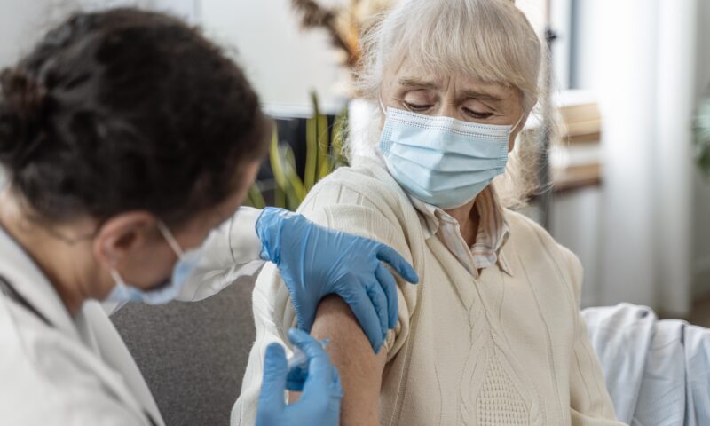 Premieră în medicină: Vaccinul universal creat de inteligența artificială împotriva coronavirusurilor a trecut primul test pe oameni