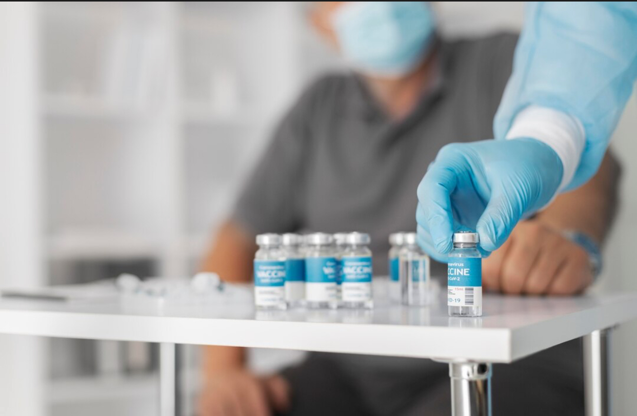 Limitarea vaccinării doar în cabinetele medicale, contestată de farmaciști: Ar reduce accesibilitatea pentru pacienți