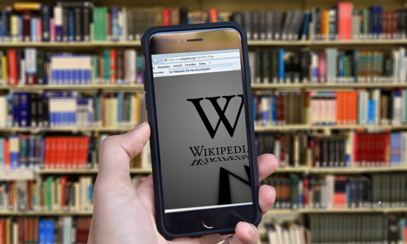 Wikipedia blochează roboții AI. Jimmy Wales refuză editarea automată a articolelor