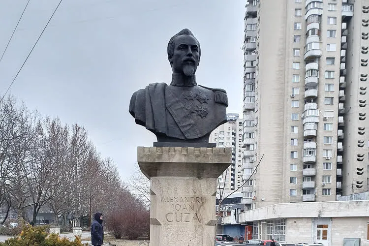 Mica unire, comemorată la Chişinău: flori la monumentul lui Cuza şi rugăciune la Mitropolia Basarabiei