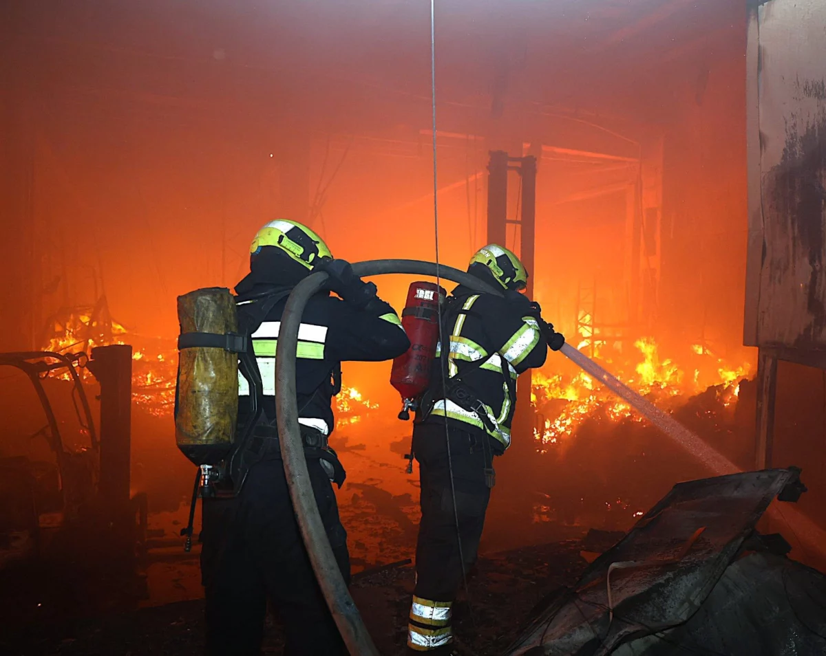 Incendiu într-o parcare din zona Tomis Mall din Constanța. Un autoturism a luat foc, pompierii au intervenit de urgență