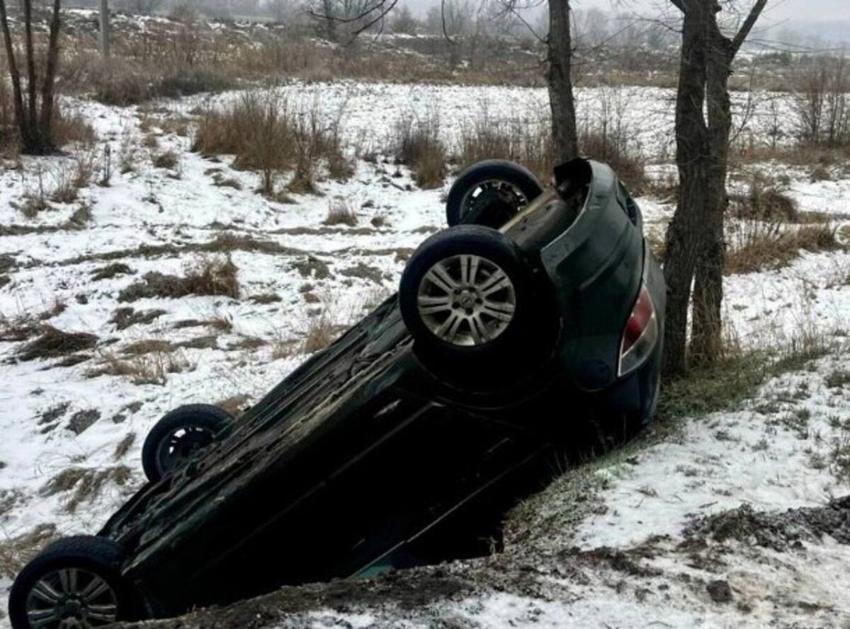 Accidente din cauza poleiului în mai multe regiuni ale Republicii Moldova. Șoferii sunt îndemnați să evite deplasările neesențiale