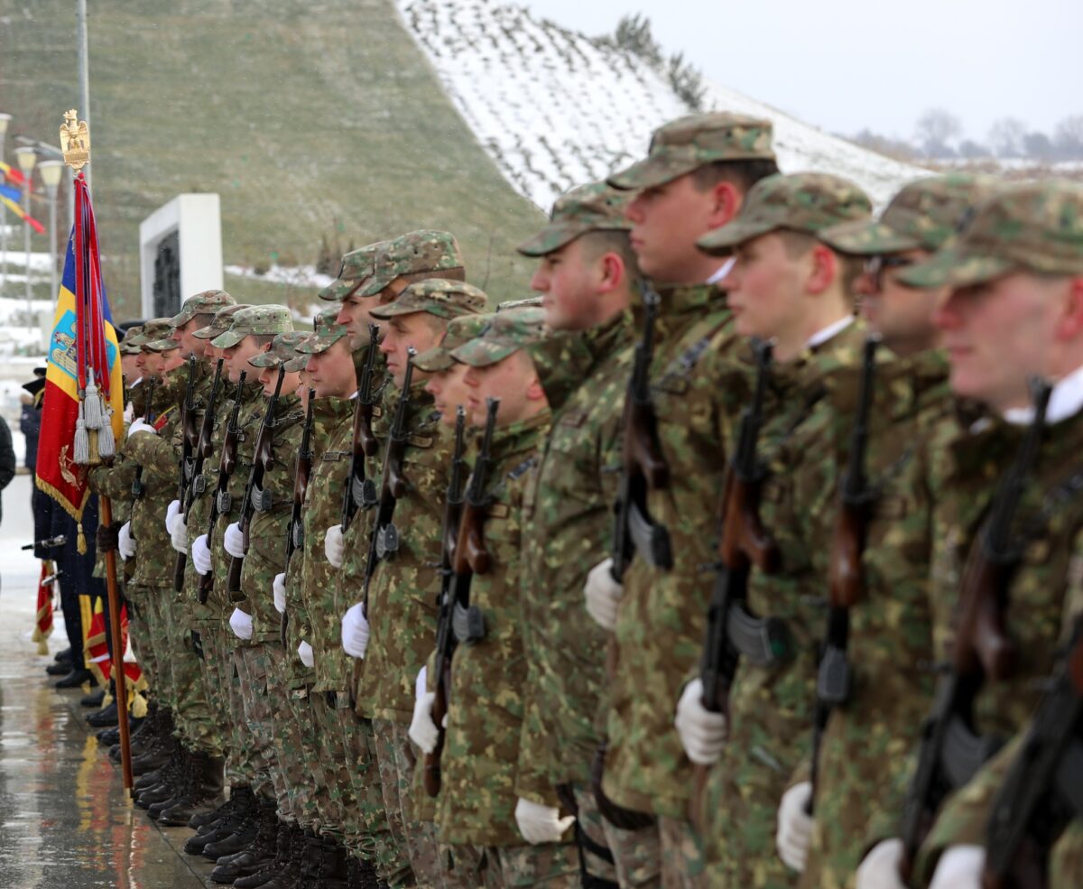 Tinerii care urmează stagiul militar voluntar, obligați să revină în țară în caz de război. Legea a fost promulgată