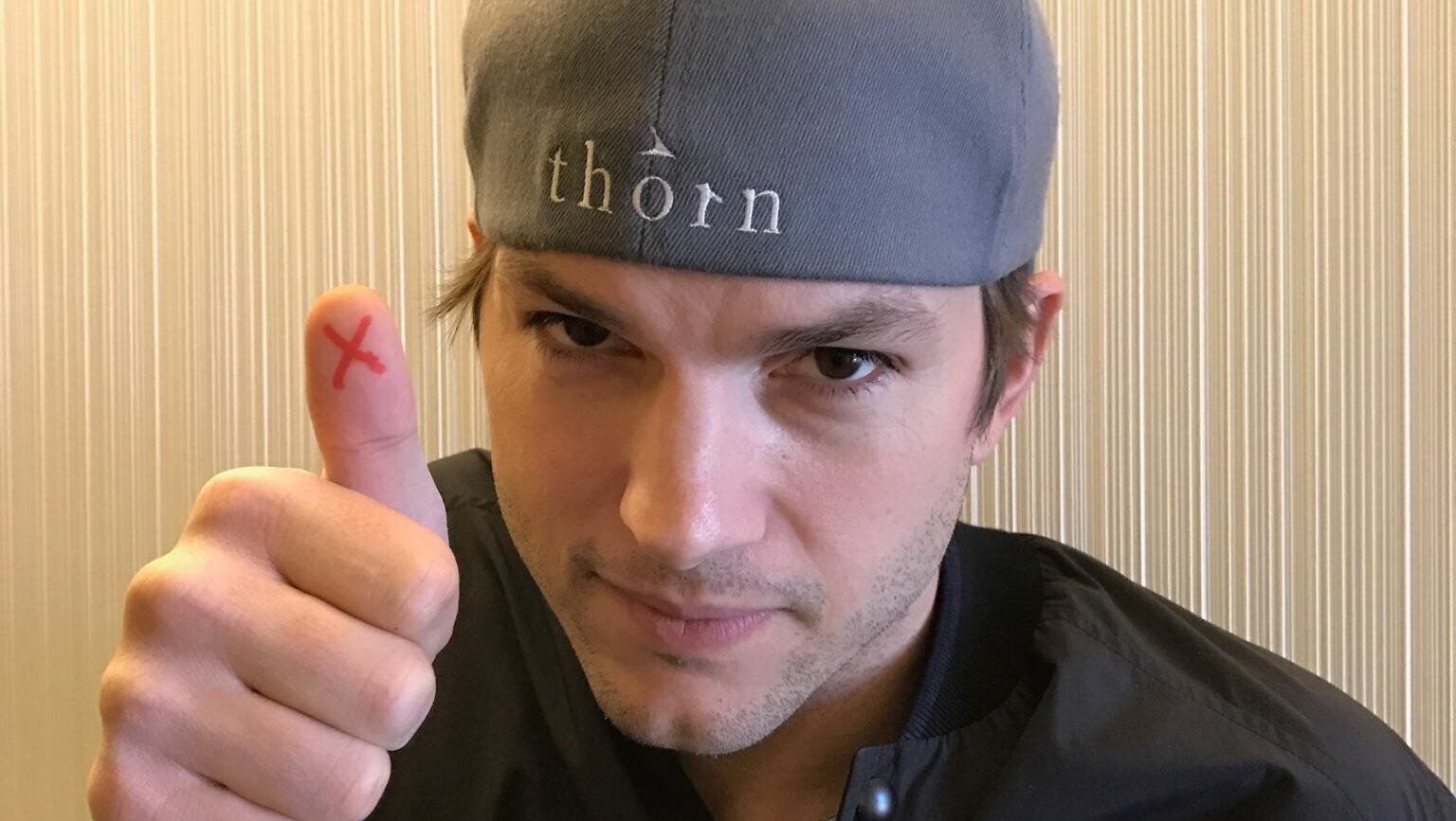 Ashton Kutcher neagă existența unor standarde de frumusețe impuse la Hollywood