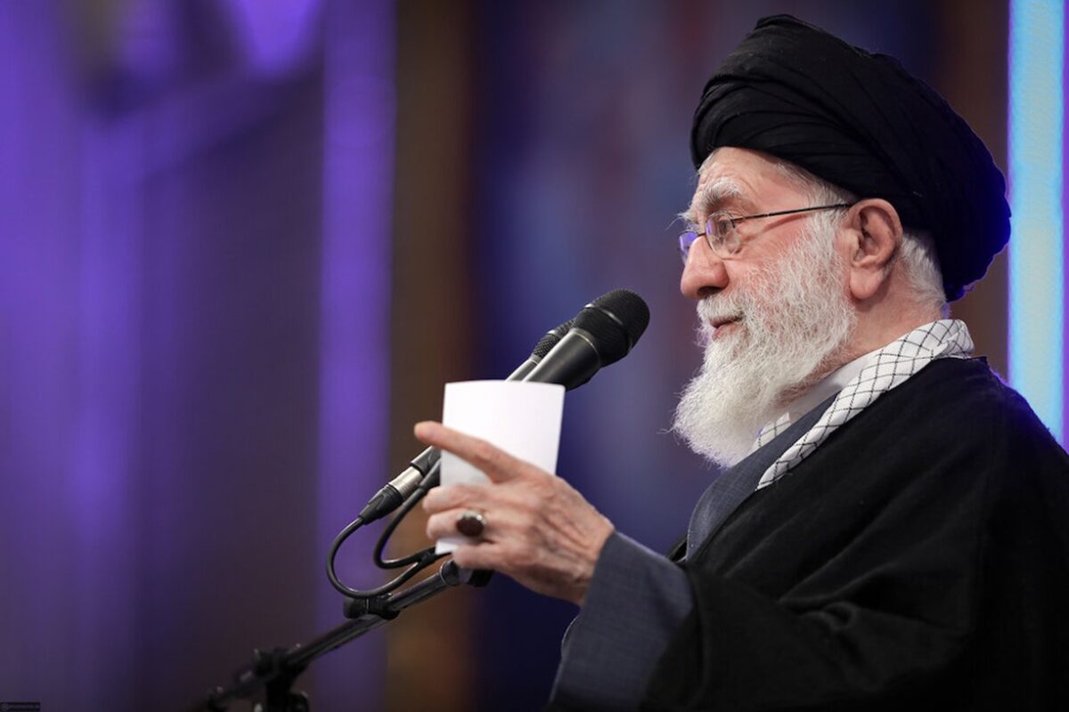 Khamenei, discurs tăios pe fondul protestelor violente din Iran: „Răzvrătiții trebuie puși la punct”