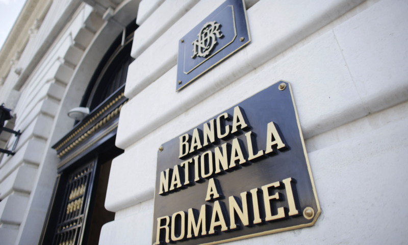 BNR a publicat salariile conducerii. Cât câștigă Mugur Isărescu