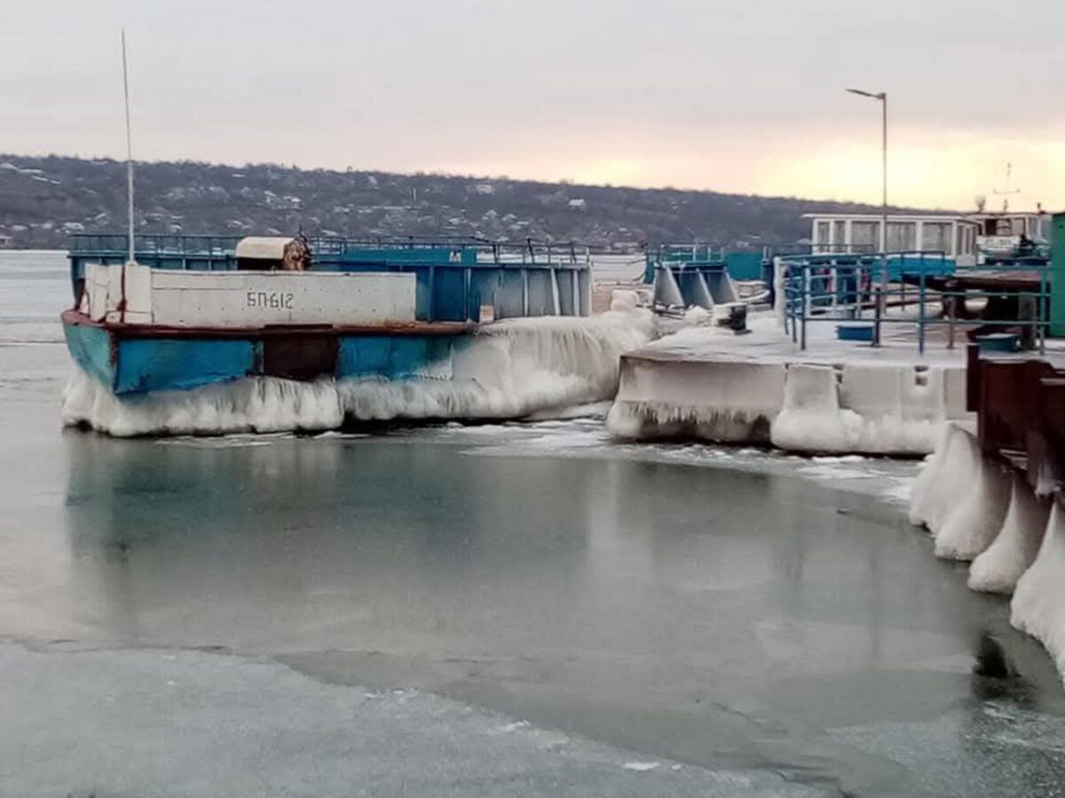 Gerul paralizează una dintre cele mai importante legături peste Nistru. Bacul de la Molovata, suspendat pe termen nedeterminat