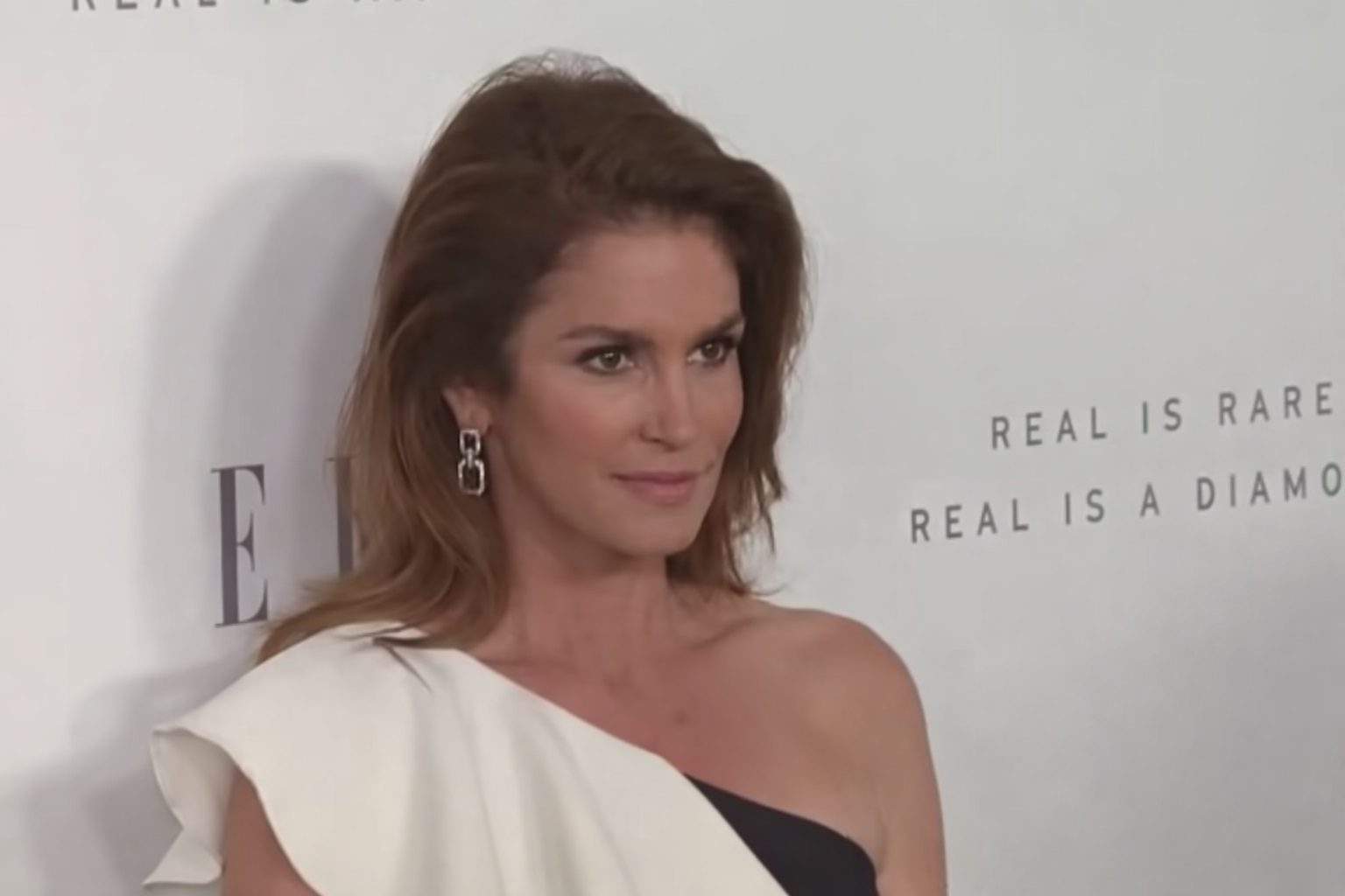 Viața de dincolo de podium: Kaia Gerber a povestit cum a crescut ca fiică a lui Cindy Crawford