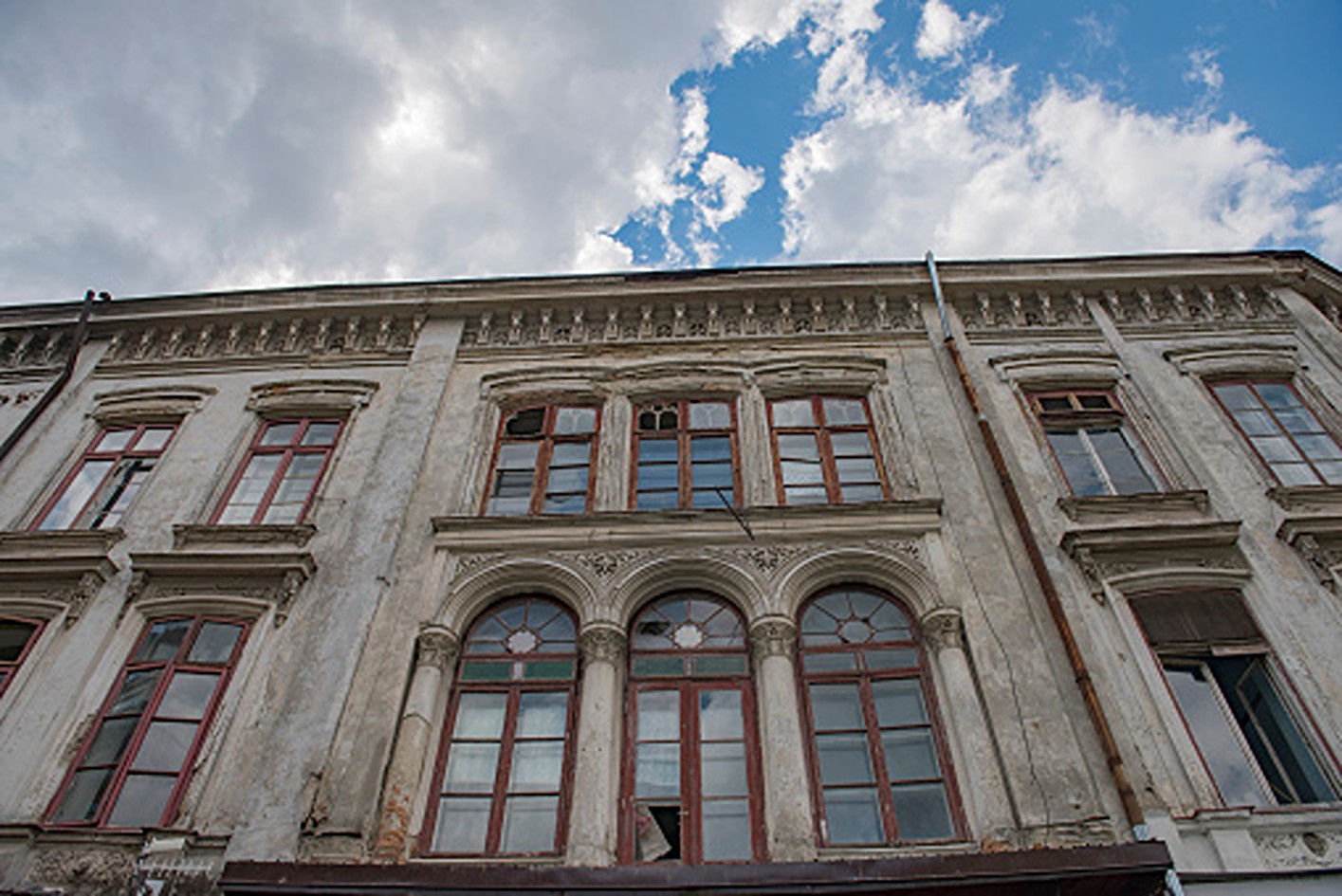 Locuri uitate și mistere vii: casele părăsite care sperie Bucureștiul