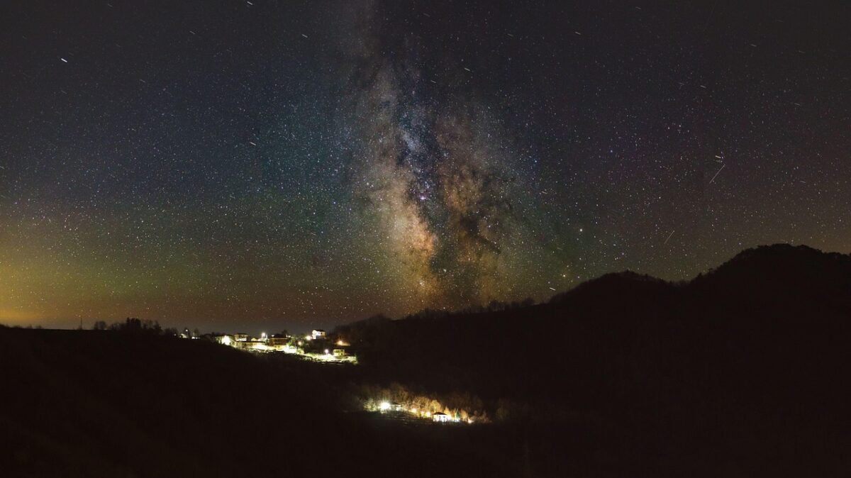 Cerul își dezvăluie magia în această noapte. Fenomene spectaculoase după lăsarea întunericului