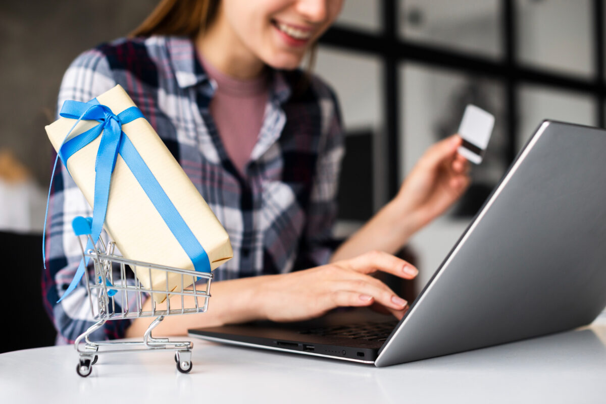 Pericolul pentru consumatorii români vine sub forma unei ispite și cu o pereche de cătușe. Ce trebuie să știm când comandăm online