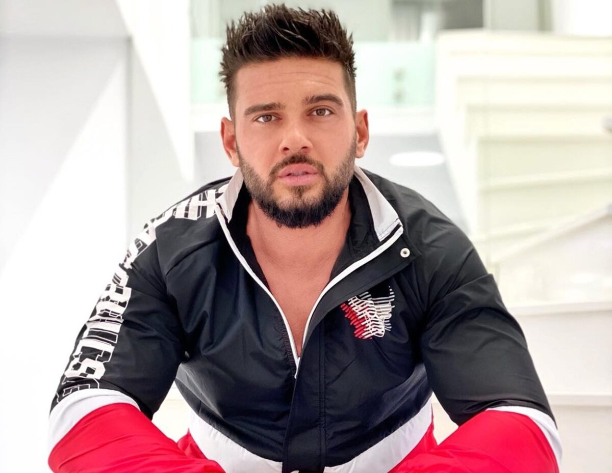 Dorian Popa merge la muncă în folosul comunității cu un tricou pe care scrie: „Am fost prost, acum plătesc”