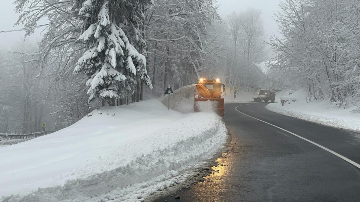 Drumuri cu polei și ninsori abundente în Maramureș. Avertismentul autorităților pentru șoferi
