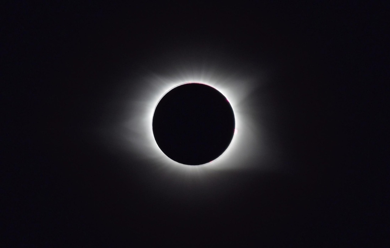 Când se vor produce următoarele eclipse totale de soare și de unde vor putea fi văzute