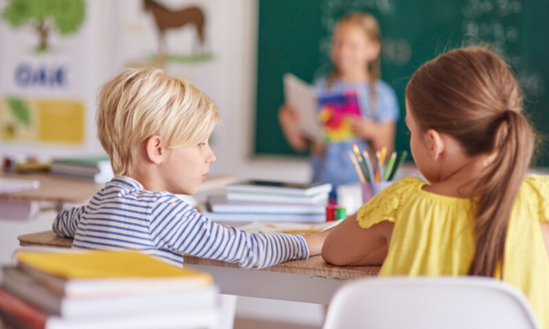 Școlile din Rusia îi avertizează pe elevi: trădarea poate aduce ani grei de închisoare