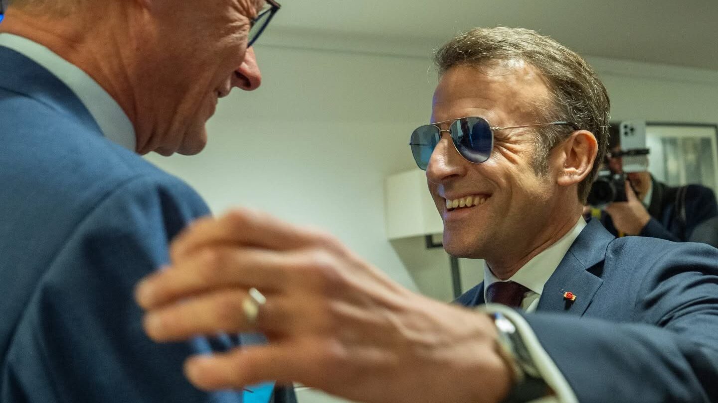 Macron a dat moda peste cap. Ochelarii prezidențiali au golit stocurile, iar producătorii nu mai fac față