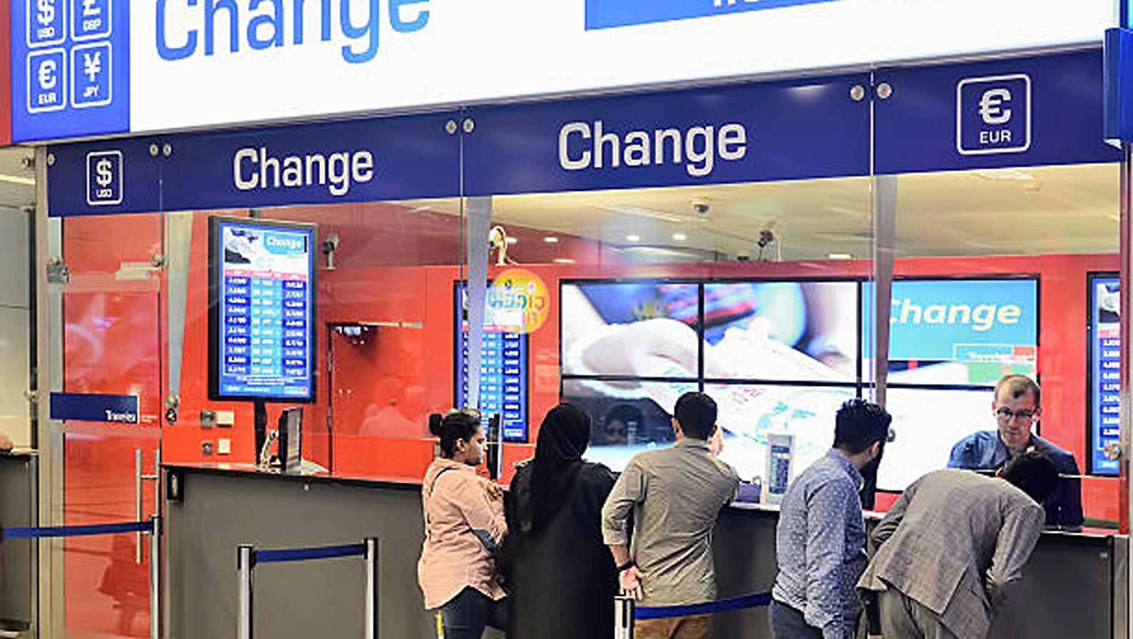 Euro a luat-o înaintea previziunilor. Unde a ajuns la 5, 5 lei