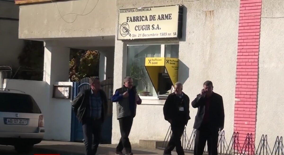 Angajații de la Fabrica de Arme Cugir, în grevă japoneză. Ce nemulțumiri au