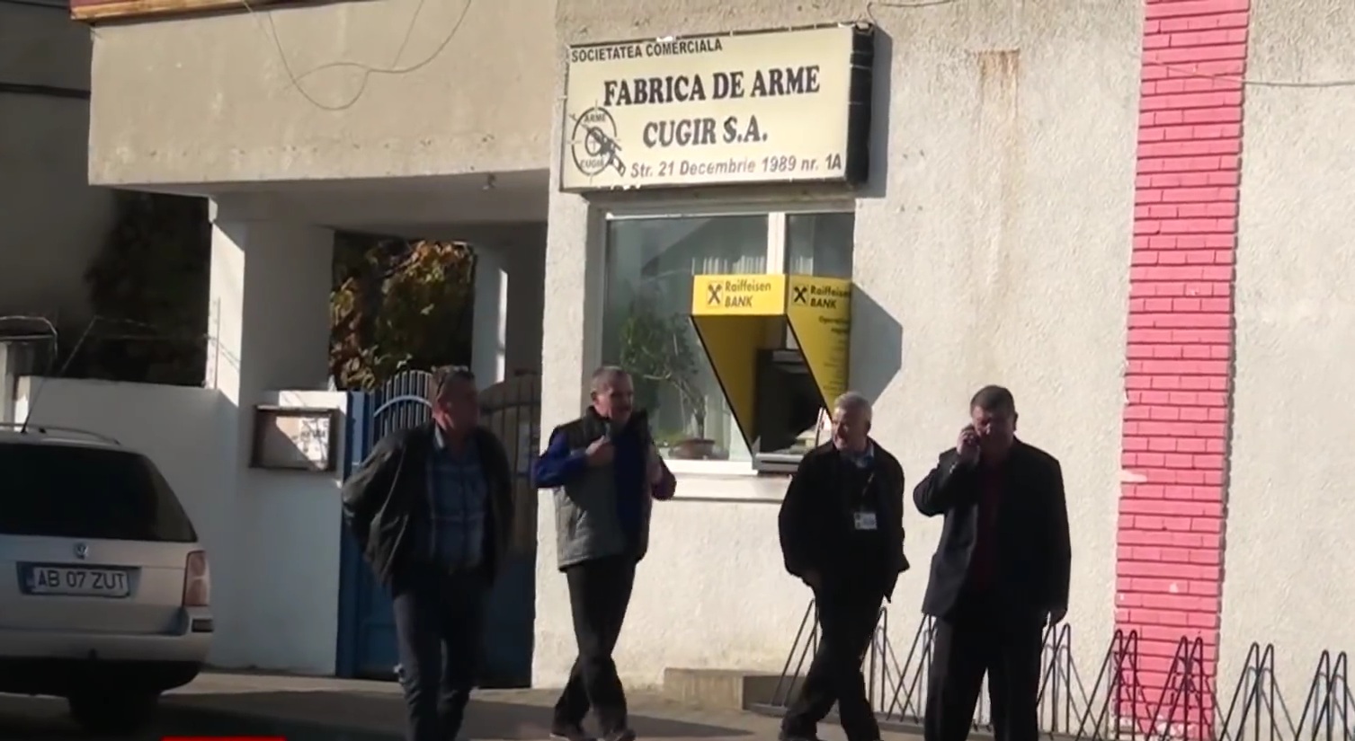 Angajații de la Fabrica de Arme Cugir, în grevă japoneză. Ce nemulțumiri au