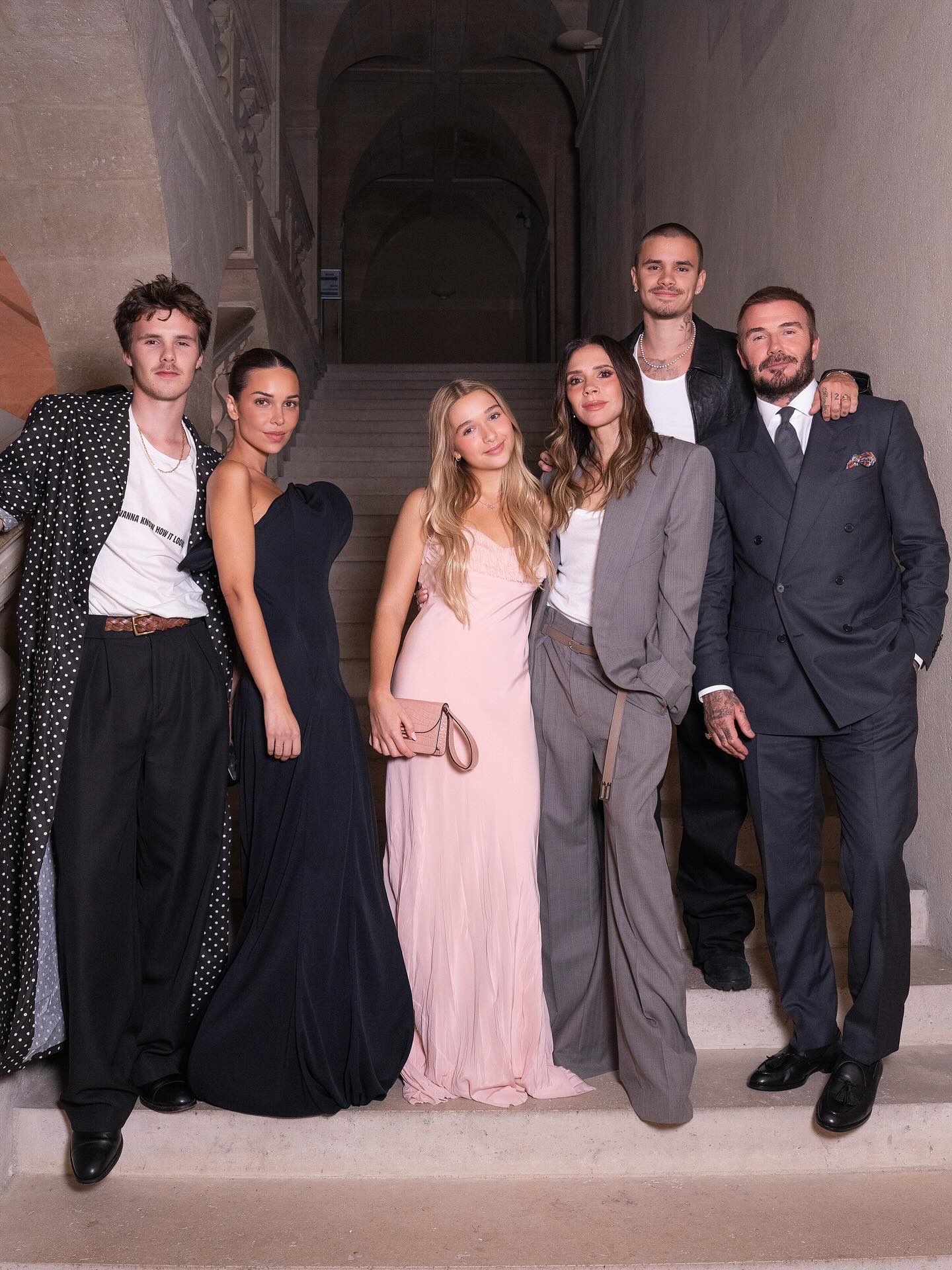 Brooklyn Beckham publică imagini cu soția sa, David și Victoria își continuă vacanța fără el