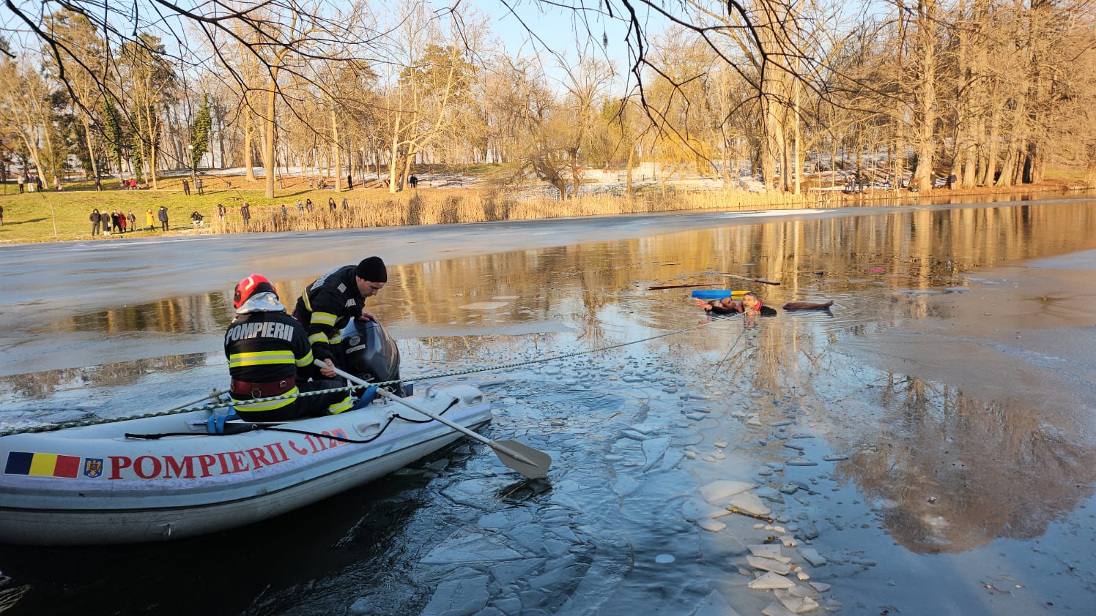 Fetița care a căzut în lacul din Parcul Romanescu din Craiova, salvată de un nepalez
