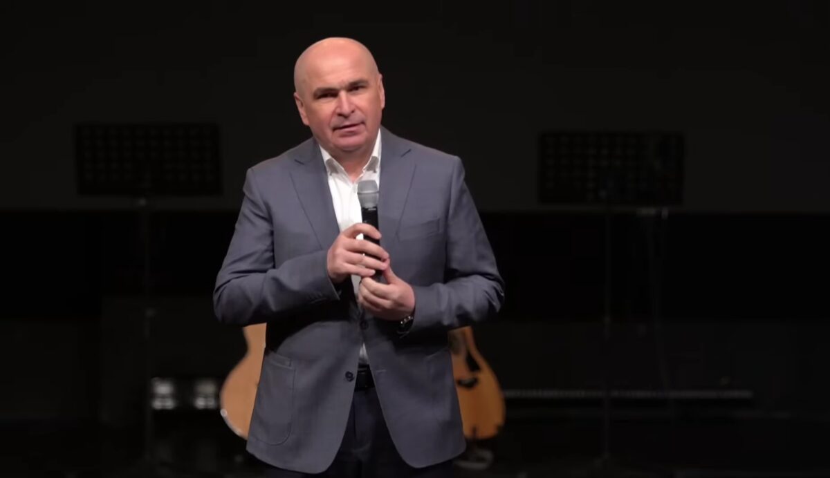 Ilie Bolojan, prezent la slujba de la Biserica Baptistă din Oradea. Pastorul s-a rugat pentru el și pentru țară