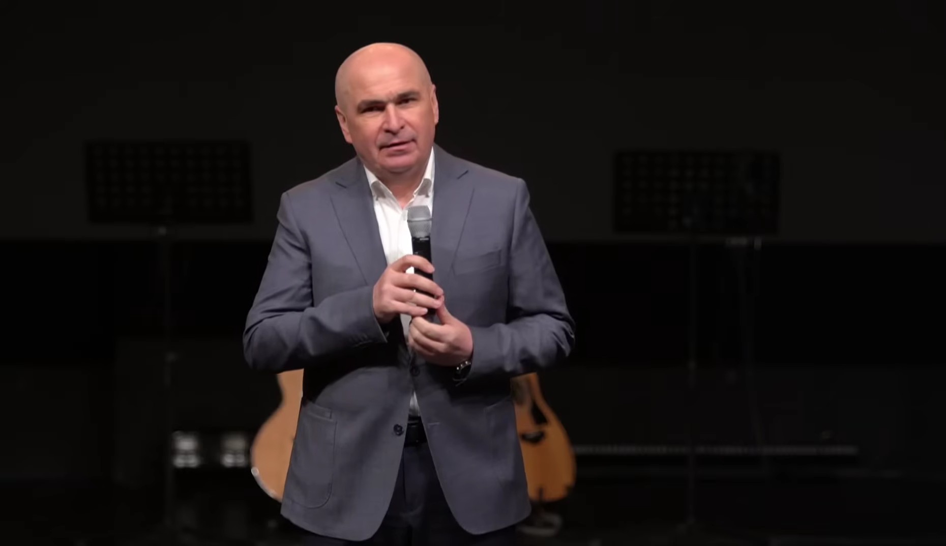Ilie Bolojan, prezent la slujba de la Biserica Baptistă din Oradea. Pastorul s-a rugat pentru el și pentru țară