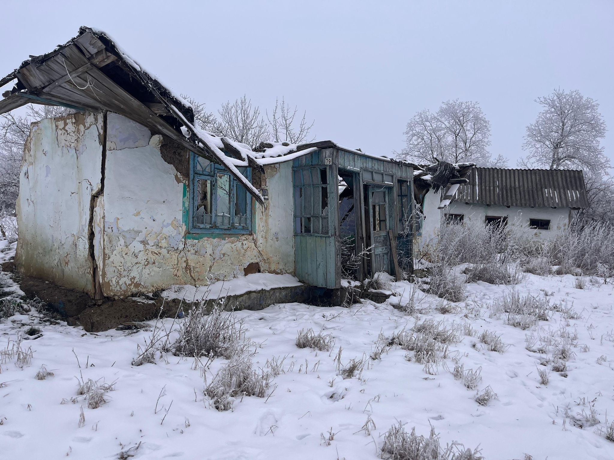 Poze de la adresele unde se presupune că ar locui persoane care au cerut documente românești cu acte false, postate de Sindicatul Europol