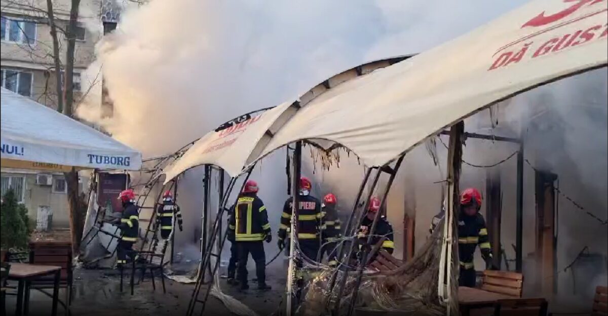 Incendiu puternic la un restaurant din Craiova. Pompierii intervin cu mai multe autospeciale