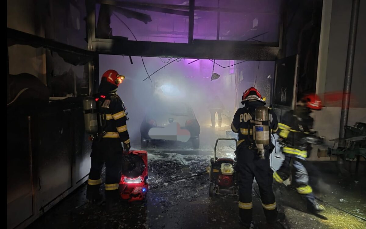 Incendiu violent într-o clădire universitară din Oradea. Mașini și echipamente, mistuite de foc