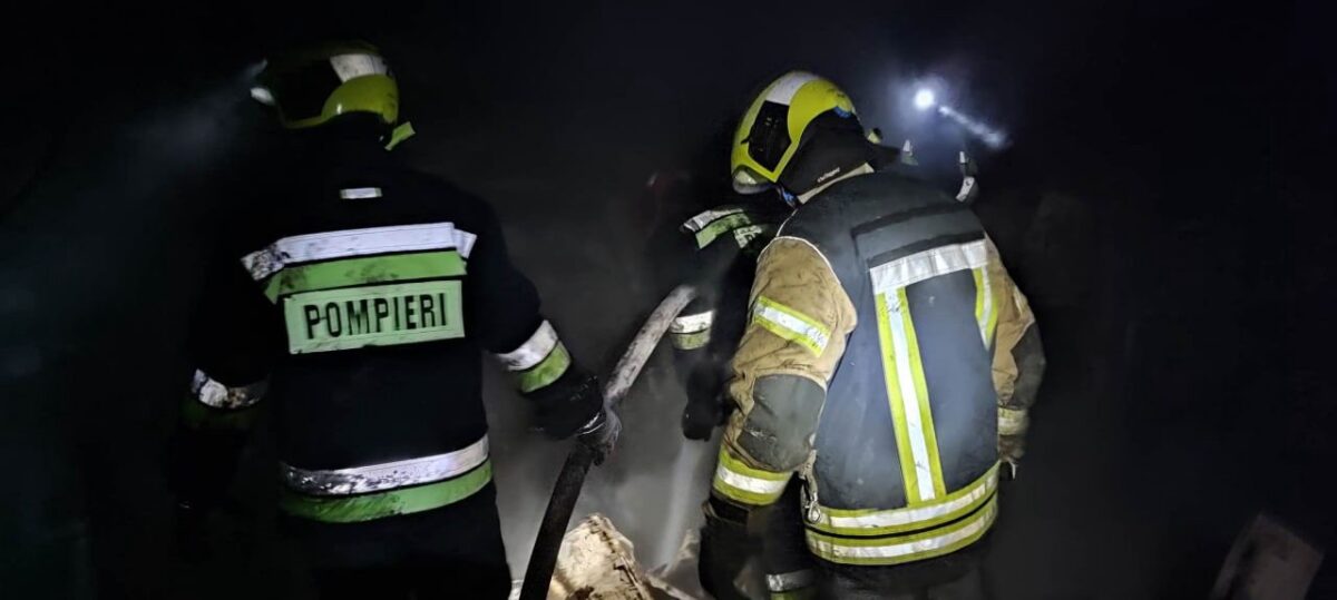 Pe ger, cu flăcări și fum. 27 de persoane, printre care șase copii, evacuate dintr-un bloc din Chișinău