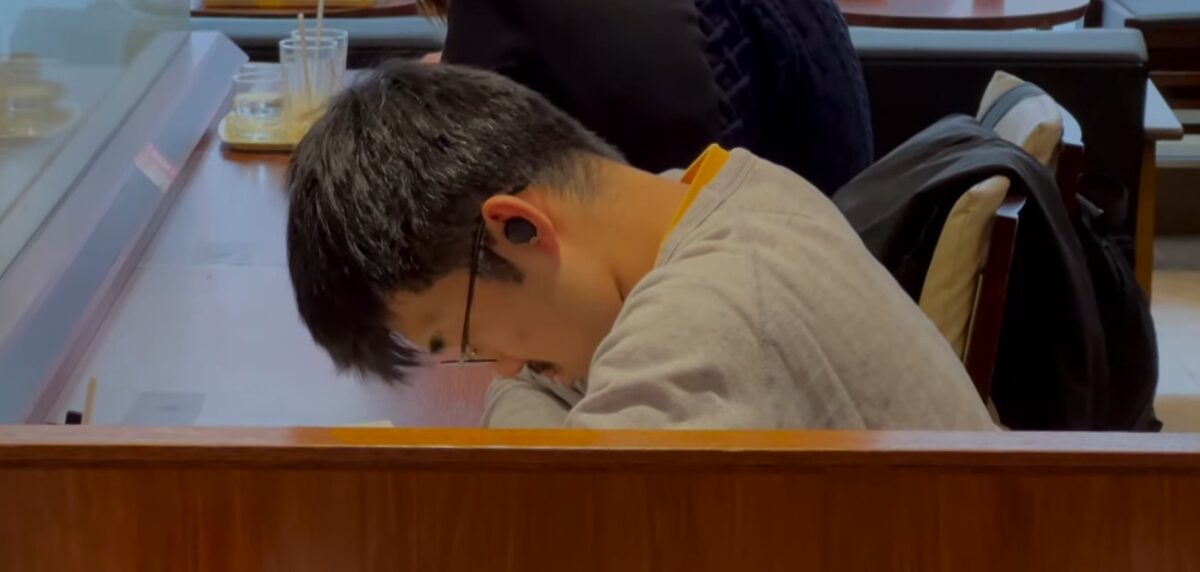 Cum a ajuns somnul la birou un lucru normal în Japonia