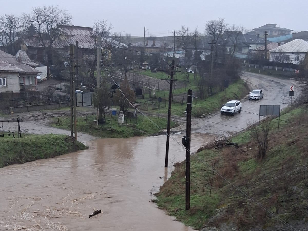 Porțiune de drum județean din Dolj, inundată. Traficul, deviat pe o rută alternativă