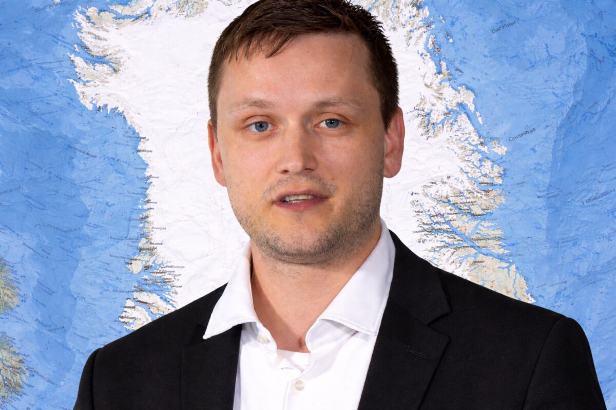 Cine e premierul Groenlandei. Fost jucător de badminton, pe jumătate danez, dintr-un partid ce nu susține independența