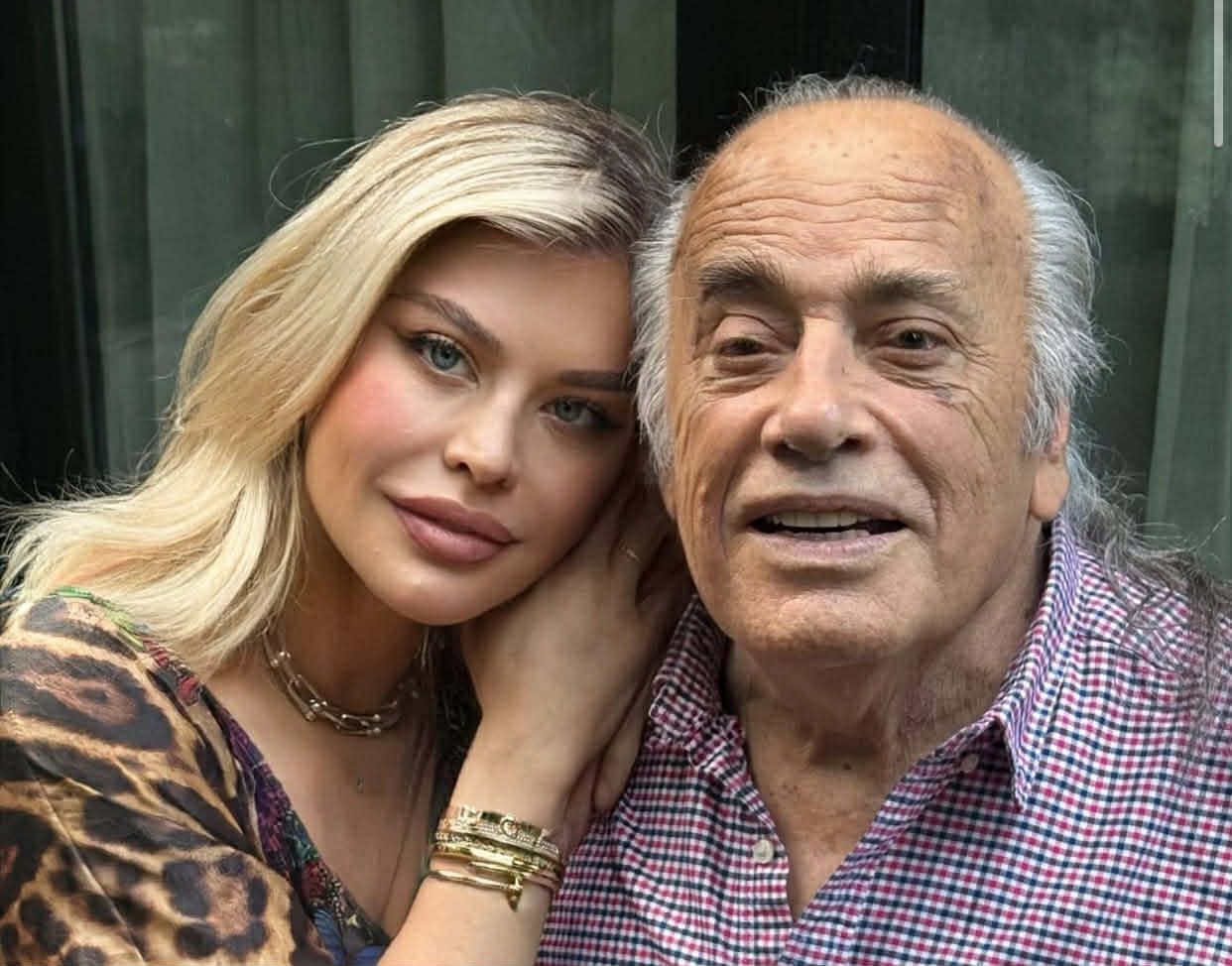 Loredana Groza, profund afectată de moartea tatălui ei. Artista vreau să ducă mai departe moștenirea literară lăsată în urmă