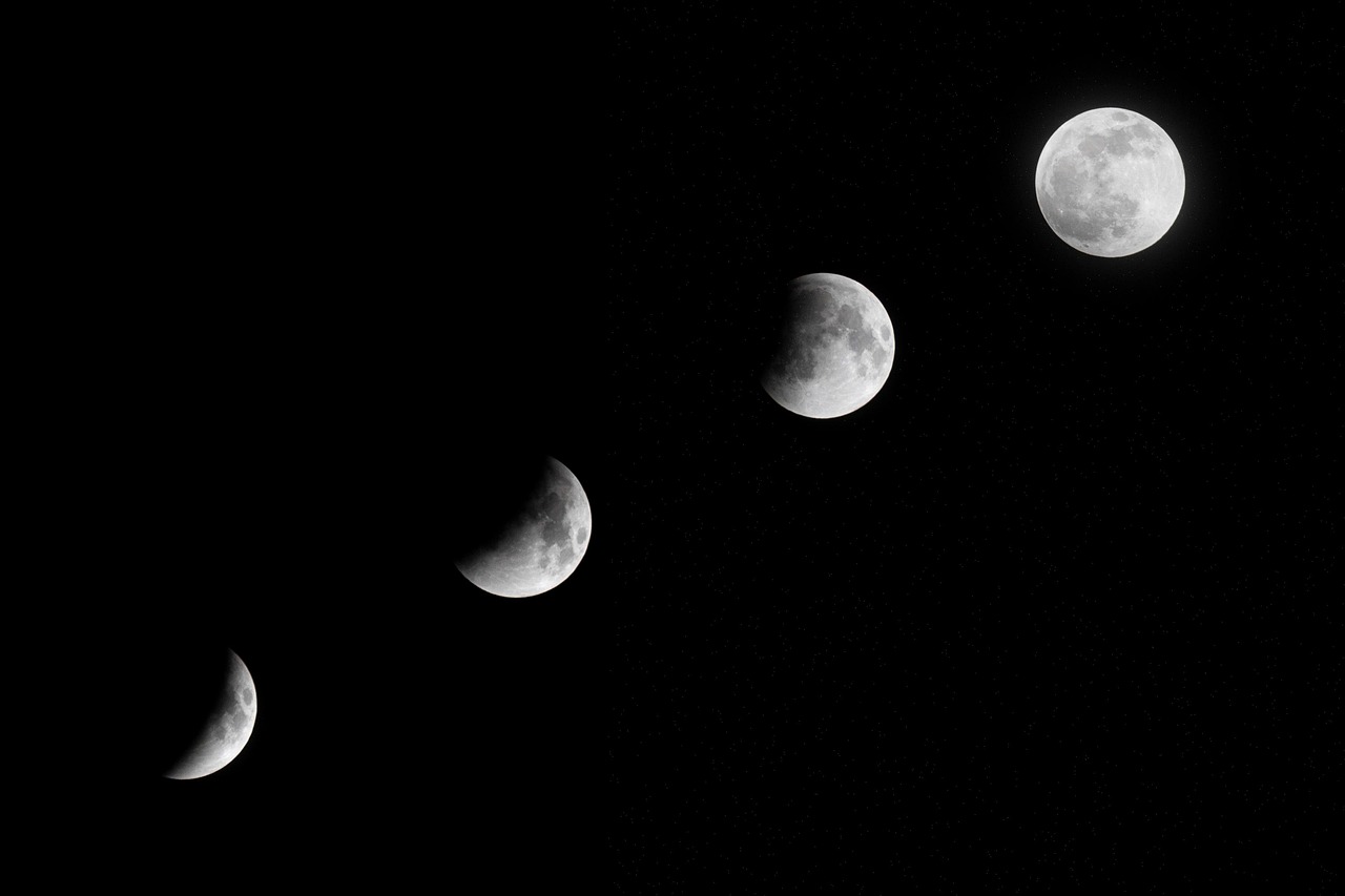 Spectacol pe cer la început de an. Ce este Luna Lupului când va fi vizibilă în România