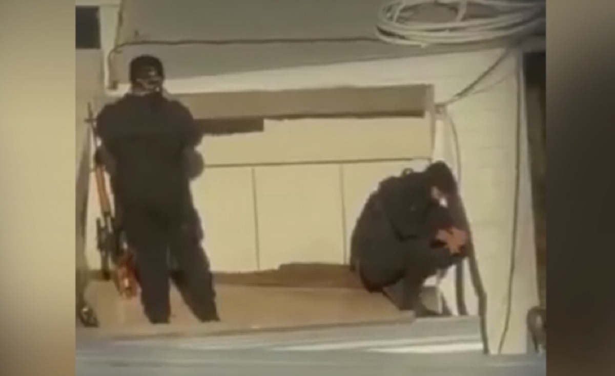 Morgi pline până la refuz și lunetiști pe clădiri. Imaginile represiunii sângeroase decise de dictatura islamică din Iran