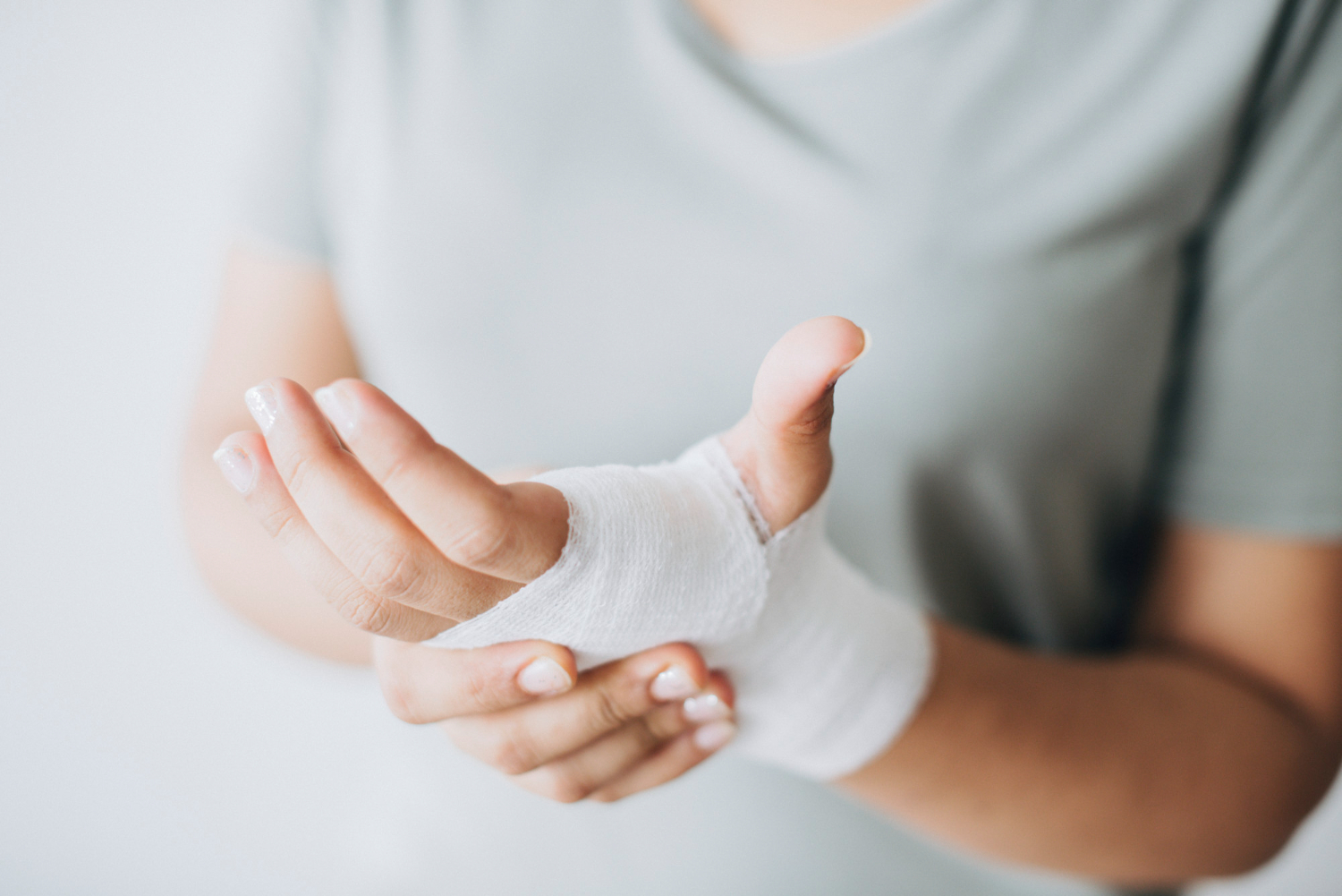Descoperire importantă în medicina de urgență. Cum funcționează pulberea care „sigilează” rana