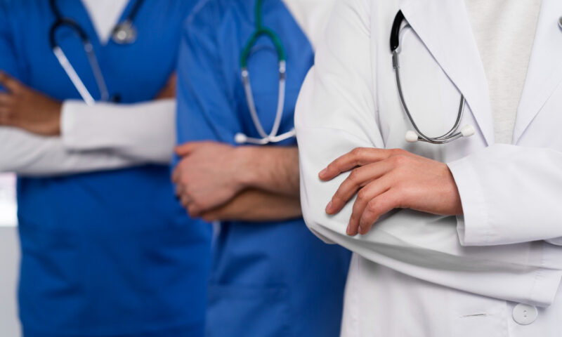 Colegiul Medicilor critică legea salarizării. Unii rezidenți ar putea pierde bani după avansare