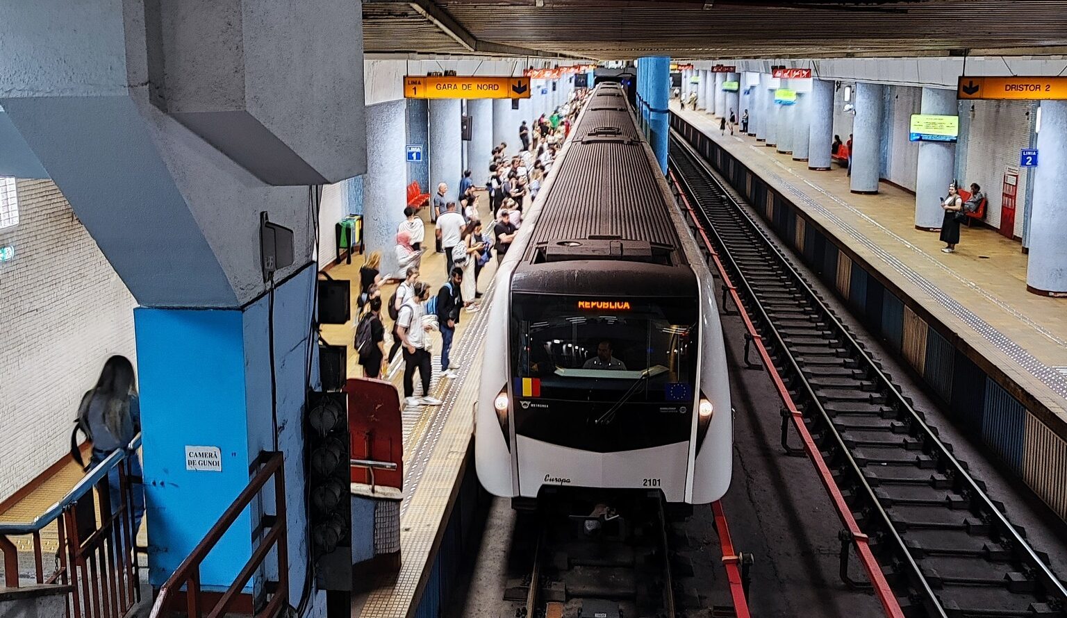 Haos la metrou, în Capitală. Călători evacuați după ce un tren s-a defectat